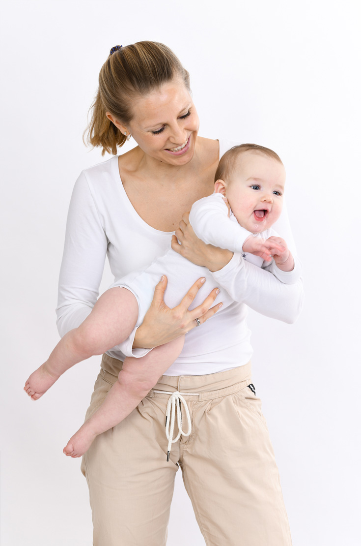 Eine Osteopathin behandelt ein Baby