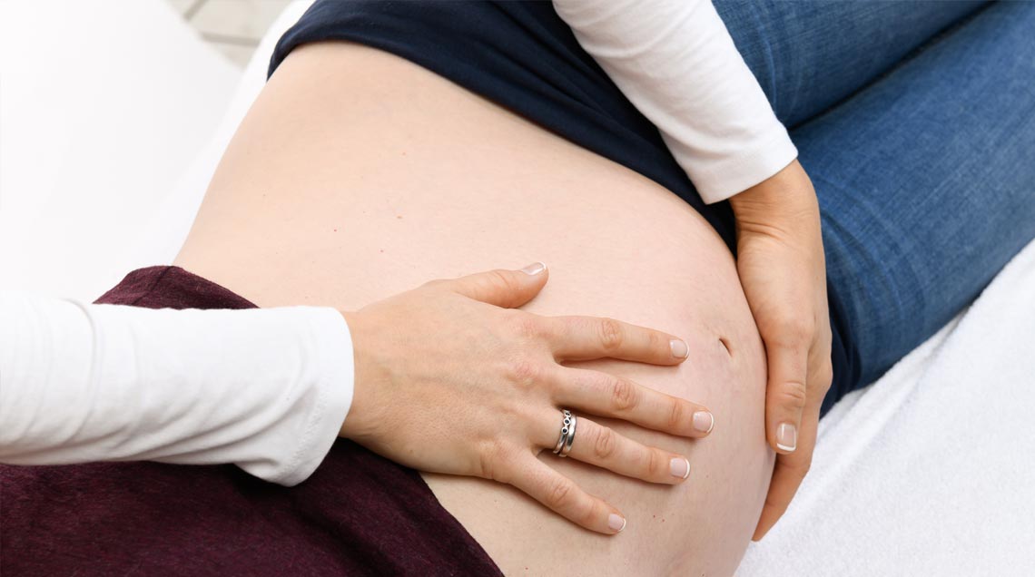 Osteopathische Behandlung an einer schwangeren Frau