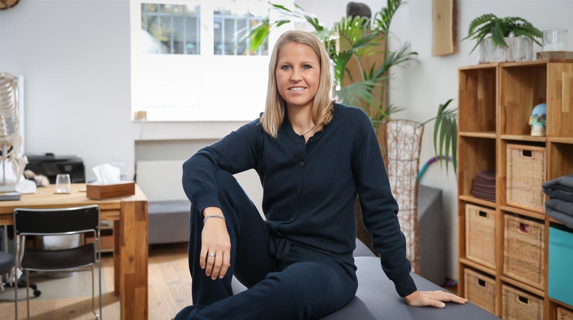 Heilpraktikerin für Osteopathie Stefanie Illner in ihrer Praxis